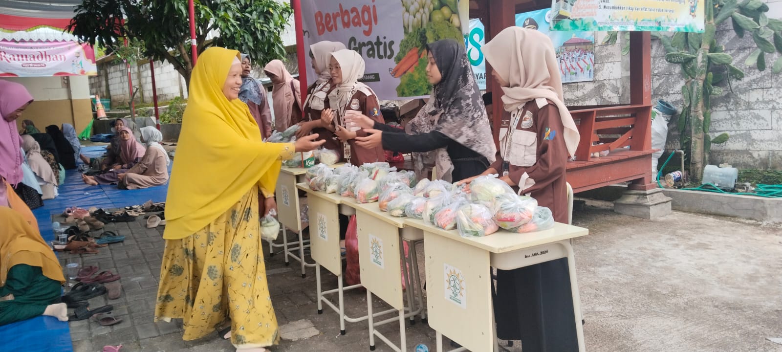 Keberkahan Mengalir di Ahad Pagi: Lazismu Mojogedang Bagikan 350 Paket Sayur Segar Untuk Jamaah