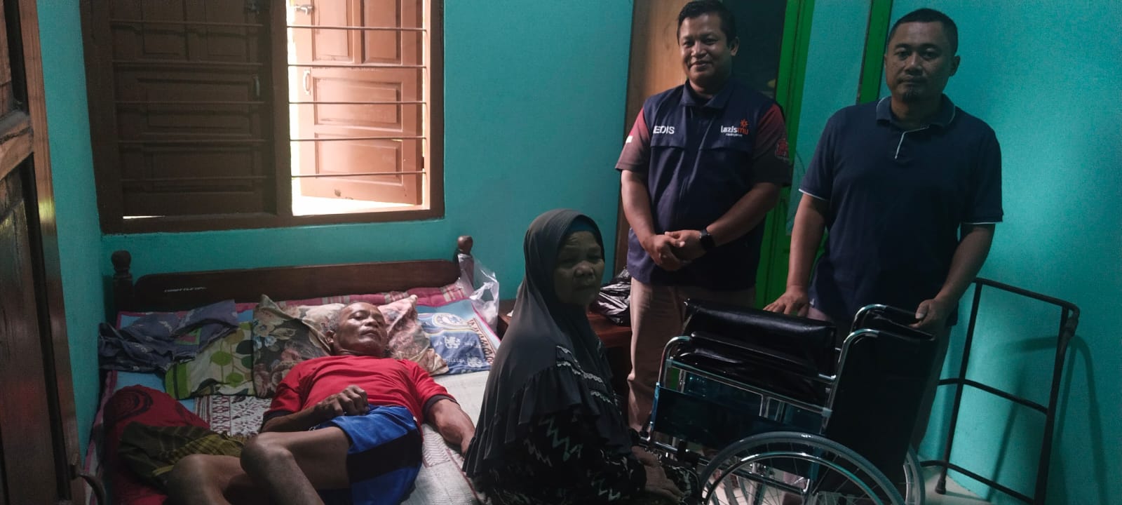 LAZISMU Mojogedang Salurkan Bantuan Kursi Roda, Penerima Manfaat Tersenyum Bahagia - Berita Lazismu