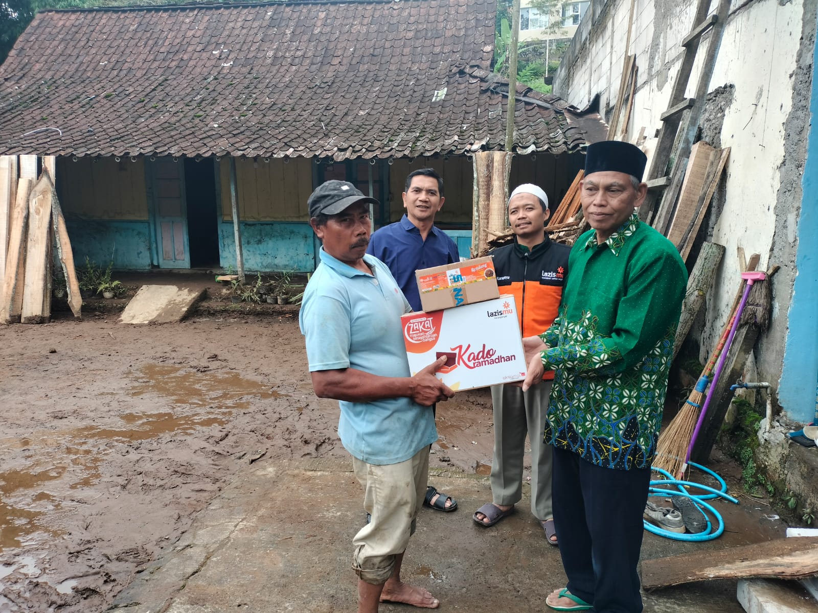 LAZISMU dan PCM Ngargoyoso Salurkan Bantuan untuk Korban Longsor Segoro Gunung
