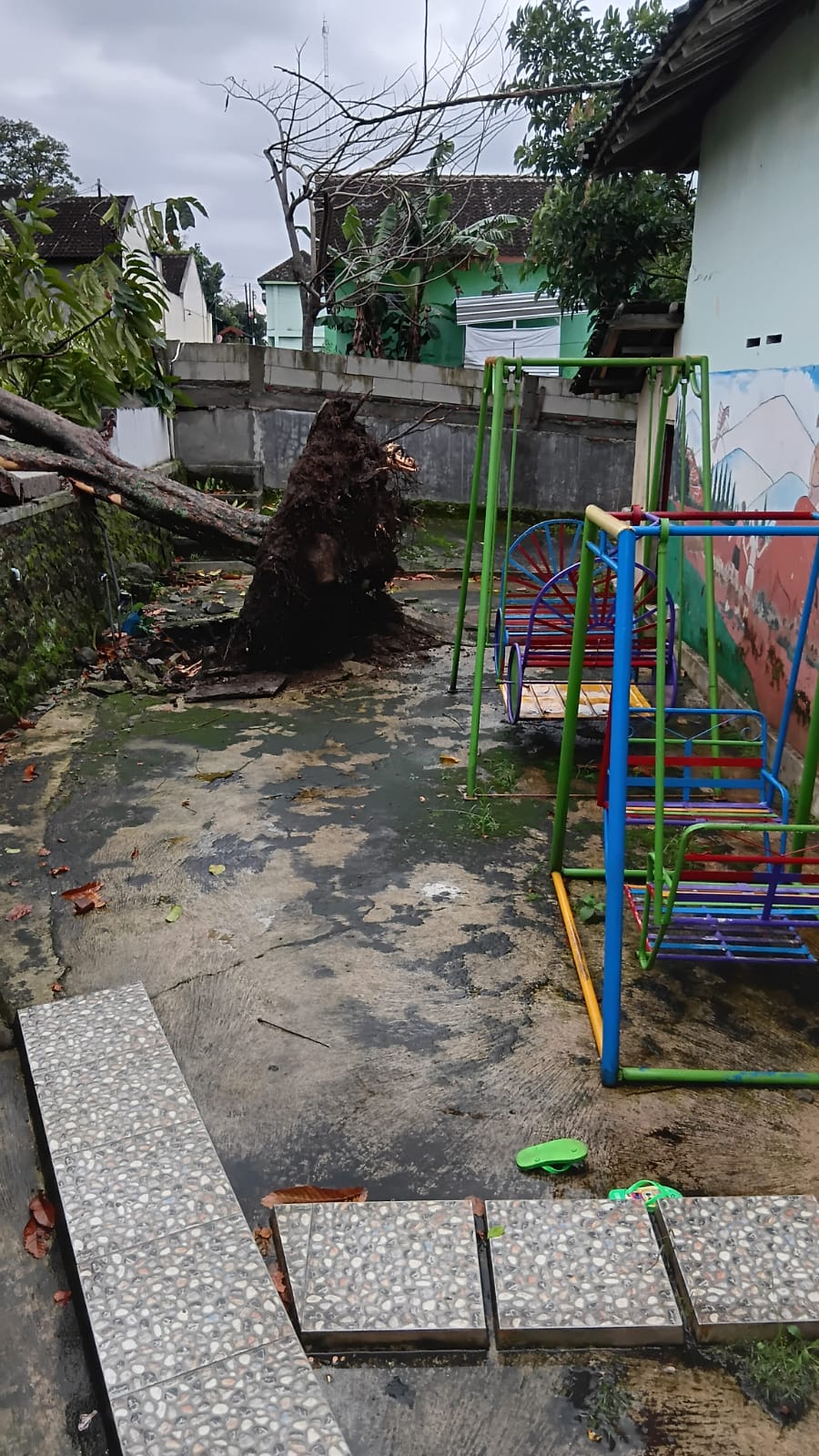 Angin Puting Beliung Terjang Sejumlah Sekolah Muhammadiyah di Karanganyar