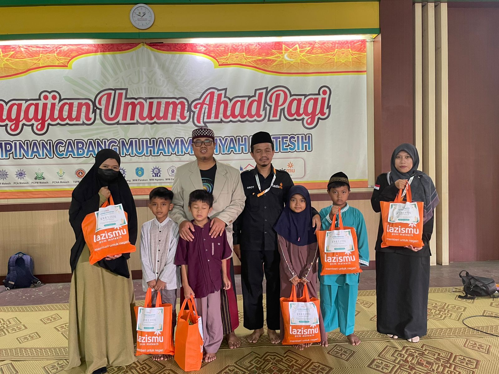 LAZISMU Matesih Salurkan Zakat dan Infak: Wujud Kepedulian untuk Pendidikan, Anak Yatim, Guru, dan Dhuafa - Berita Lazismu