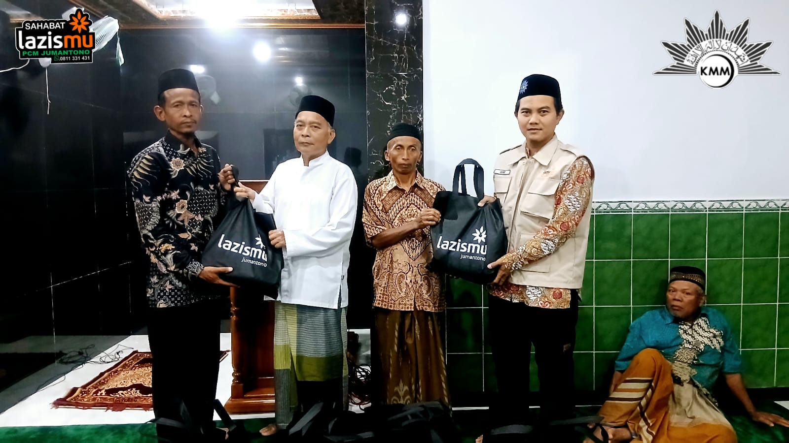 Semarak Ramadhan, LAZISMU Jumantono Salurkan Kado Ramadhan dalam Tarawih KMM PCM Jumantono
